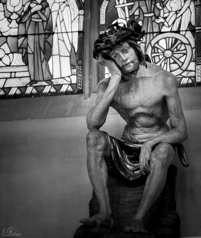 Black and white photo of a pensive Christ taken in St. Martin's Church in Landshut, Bayern, Germany
