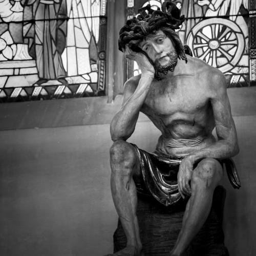 Black and white photo of a pensive Christ taken in St. Martin's Church in Landshut, Bayern, Germany